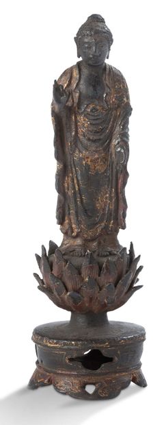 CHINE 
Antique gilt bronze statue of Buddha standing on a lotus, right hand in vitarka...