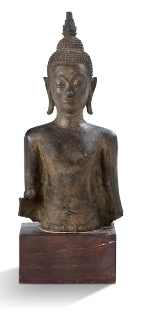 LAOS 
Buste de Bouddha en bronze, le visage aux yeux mi-clos, esquissant un sourire,...