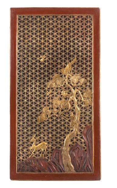CHINE 
Vertical panel with clerestory, in gold and red lacquered wood, decorated...