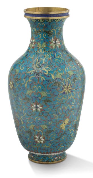 CHINE 
Vase balustre en bronze doré et émaux cloisonnés polychromes sur fond bleu...