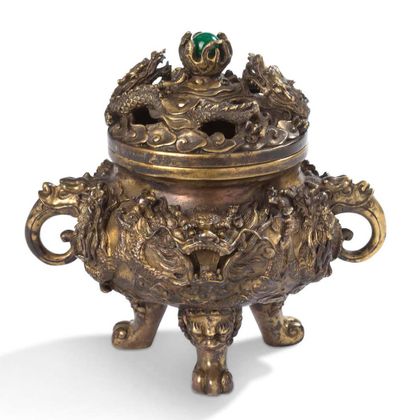 CHINE 
Brûle-parfum tripode couvert en bronze anciennement doré, reposant sur trois...