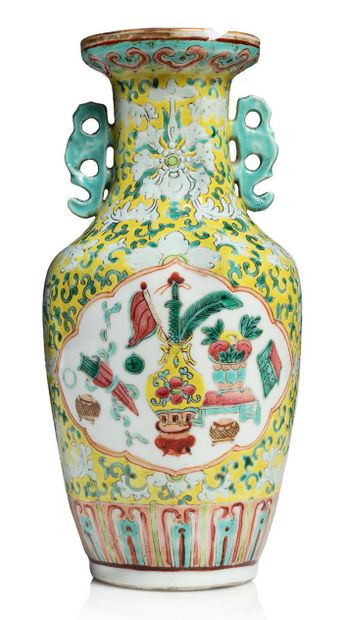 CHINE 
Vase en porcelaine et émaux polychromes, à décor en médaillons d'objets mobiliers...