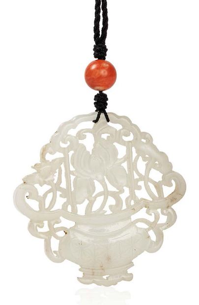 CHINE 
Pendentif en jade blanc sculpté et ajouré, finement ciselé d'une jardinière...