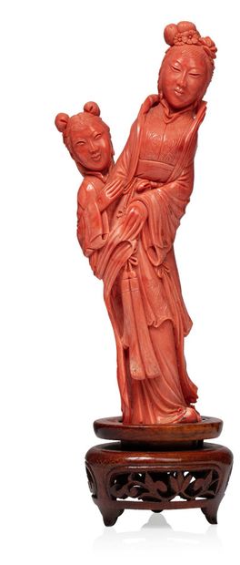 CHINE 
Sujet en corail peau d'ange sculpté, représentant une mère et sa fille, drapées...