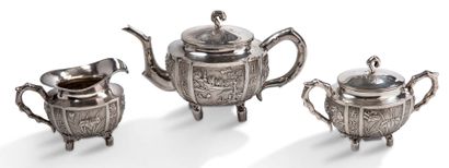 CHINE 
Service including a teapot, a milk jug and a sugar bowl, in silver, finely...