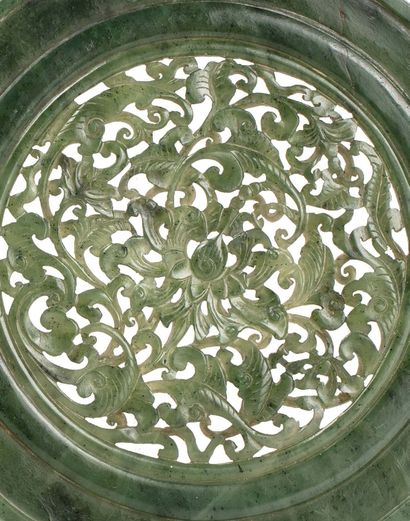 CHINE 
Brûle-parfum couvert tripode en jade vert épinard sculpté, le couvercle et...