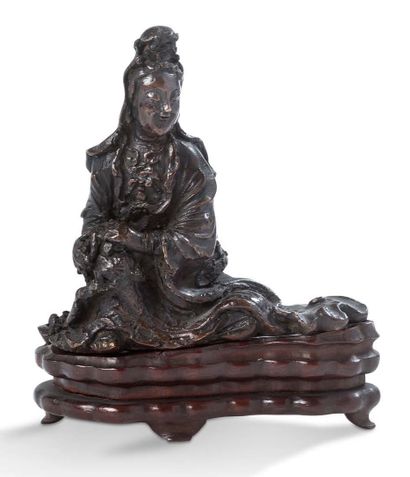 CHINE 
Bronze statuette with brown patina, representing the goddess Guanyin seated...