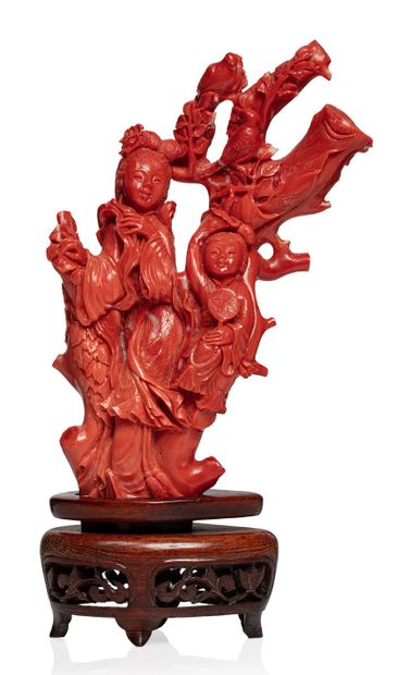CHINE 
Groupe en corail rouge orangé sculpté, représentant une jeune femme accompagnée...