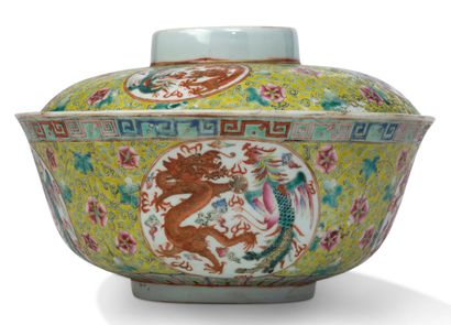 CHINE PÉRIODE GUANGXU (1875-1908) 
Coupe couverte en porcelaine et émaux de la famille...