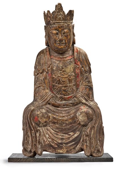 CHINE 
Crowned Buddha in wood, formerly lacquered in gold and traces of polychromy,...