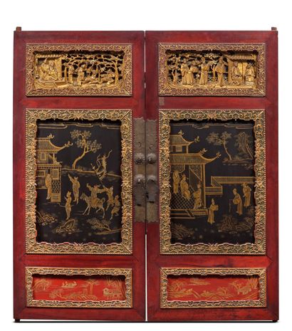 CHINE, CANTON 
Two doors in brown lacquered wood, decorated with gold lacquered motifs...