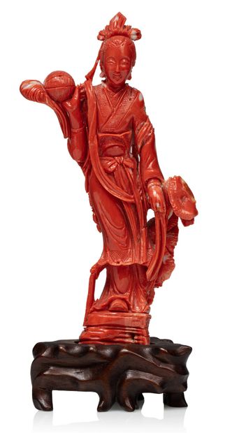 CHINE 
Sujet en corail rouge orangé sculpté représentant une jeune femme debout,...