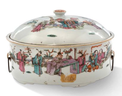 CHINE 
Bouillon couvert en porcelaine et émaux de la famille rose, décoré sur le...