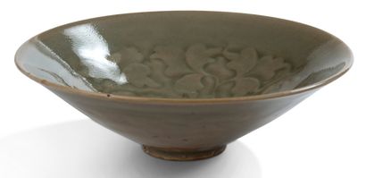 CHINE 
Coupe en céramique émaillée céladon de type Qingyou, à décor moulé sous couverte...