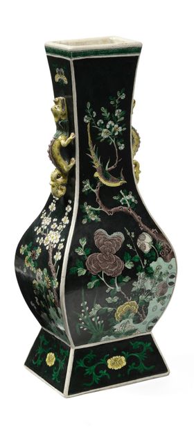 CHINE 
A long-necked fanghu vase in porcelain and enamels of the green family on...
