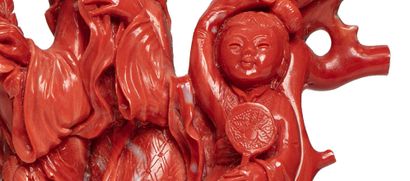 CHINE 
Groupe en corail rouge orangé sculpté, représentant une jeune femme accompagnée...