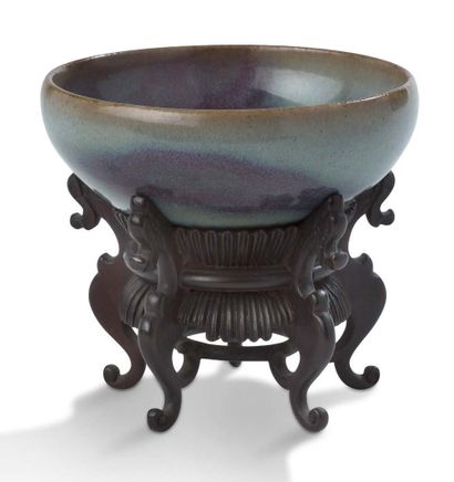 CHINE 
均瑶式小碗，淡蓝色的釉面上有许多紫色的云彩。有木质底座。

R.C : Craquelures de cuisson visibles qu’aux...
