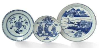 CHINE ET CHINE POUR LE VIETNAM 
Lot de six porcelaines de Hue en bleu-blanc, comprenant...