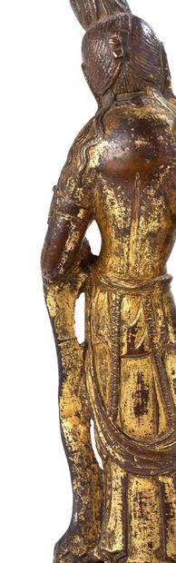 Chine Période Tang (618-907) 
Statuette en bronze laqué or, représentant Avalokitesvara...
