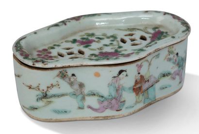 CHINE 
Small covered cricket cage in porcelain and enamels of the pink family decorated...