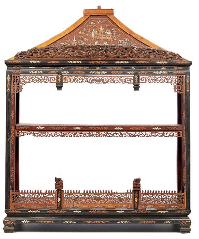 CHINE 
Piece of furniture in the shape of a pagodon, with a central shelf, surmounted...