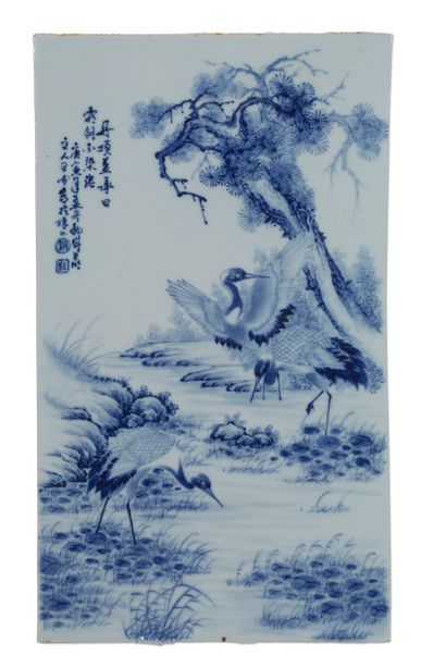 CHINE 
Plaque verticale en porcelaine bleu-blanc, représentant trois grues au bords...