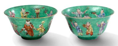 CHINE 
Paire de bols en porcelaine et émaux de la famille rose sur fond vert, de...