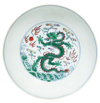 CHINE 
Coupe en porcelaine et émaux doucai, à décor en médaillon central d'un dragon...