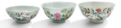 CHINE 
Trois bols en porcelaine et émaux polychromes à décor floral. Marques Chenghua,...