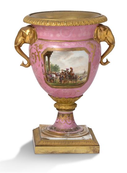 SÈVRES 
一对瓷器象头凉瓶，粉红色背景上饰有金色叶子的长方形框架中，装饰着多色和金色的港口和骑手的动画场景。方形底座、颈部和内衬均为鎏金青铜。背面有Sev...