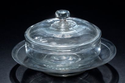 null 小型吹制玻璃果酱器，带盘子；网状底。
18世纪末/19世纪初
直径：16.5厘米。
