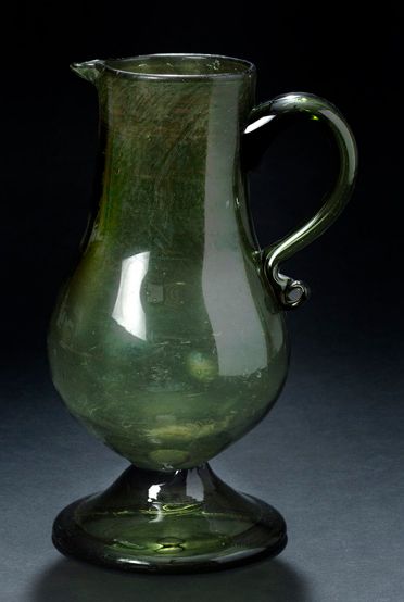 null 
大的绿色吹制玻璃盆，有底座，有手柄。

法国东部，18世纪末至19世纪初

高度：26厘米 

(身上有气泡、碎片)
