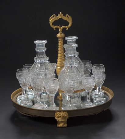 null 酒具套装包括三瓶和十二个水晶切割玻璃杯。镜面背景的圆盘上，手柄上有两只天鹅，轴为栏杆式。19世纪下半叶
高的玻璃杯：10厘米 高的玻璃杯：19厘米 高的瓶塞：6.5厘米...