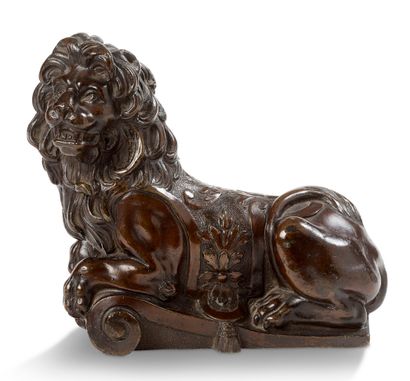 Ecole Italienne du XVIIIe siècle 
Lion couché
Motif pour décor de chenet. Bronze...