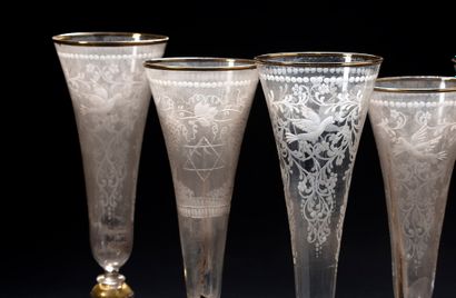 null 一套八只大号吹制玻璃和多色水晶玻璃杯，刻有叶子和星星。威尼斯，19世纪
高28至30.5厘米。