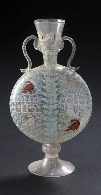 null 搪瓷玻璃的卡乐芙。扁圓形壺身，長頸部有外撇的開口，有兩個把手，頂上有一個結；葉子中間有鳥的裝飾，刻有IHS.波希米亞或奧地利的字樣，18世紀
高23厘米...
