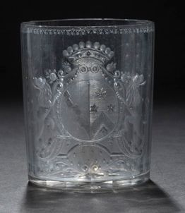 null 小的多面玻璃杯，刻有盔甲轴承轮的装饰，方格纹与弯弯曲曲的和对金钱的弯弯曲曲的(奥腾堡)，天蓝色的方格纹(?)，十字架和花，皇冠在嵴上。
德国，在十八世...