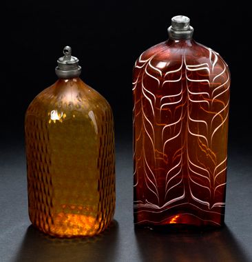 null 两个小瓶子的相遇：
- 蜜糖色吹塑玻璃瓶，有白色的乌木装饰。
大概是德国，十七世纪
高20厘米；长8.6厘米
- 六面吹塑玻璃小瓶，内壁蜂窝状。装在旋入式锡镴塞上
18世纪
高17;...