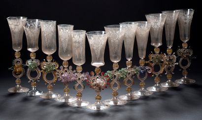 null 二件套吹制玻璃及水晶玻璃杯，圓錐形或鬱金香形，大底，多鉻色镂空軸，飾以花卉圖案。威尼斯，19世紀
高32；30.5及29.5厘米。