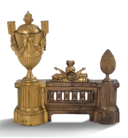 null 一对青铜雕花瓷器，饰以古色古香的火焰瓮、兵器奖杯、松果，置于饰有交错和月桂楣的栏杆上。路易十六时期
高35；宽32，3；深8厘米（部分镀金，氧化）。