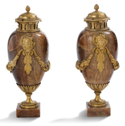 null PAIRE DE BRÛLE-PARFUM en forme d'urne à l'antique en onyx, monture en bronze...