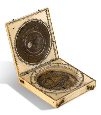 null 象牙制DYPTIC ASTRONOMIC COMPENDIUM，长方形，带四个小时刻度，署名"Jacques Senecal ADieppe Fecit"，约1650年。
高1,8;...