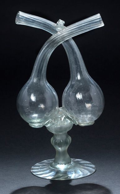 null Guédoufle，吹制透明玻璃油醋杯，腿部带压花圆形底座，水果形容器带肋骨装饰。
列日，18世纪末/19世纪初
高度：25.7厘米（小缺损）。