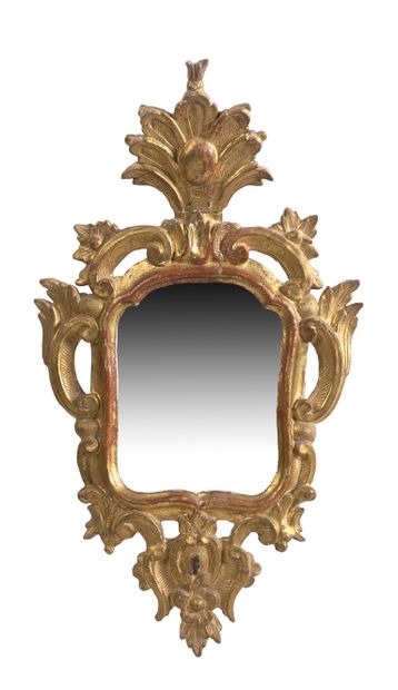 null 一對小鏡子，大概是雕木製的，鍍金，有釘釘子和葉子的鏤空裝飾。门楣上装饰着棕榈树的图案。19世纪
高63厘米（小姐）。