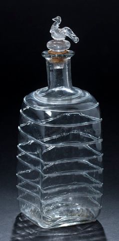 透明玻璃瓶，方形部分，网状装饰。
18世纪末
高：20.2 厘米 - 总高：25.5...