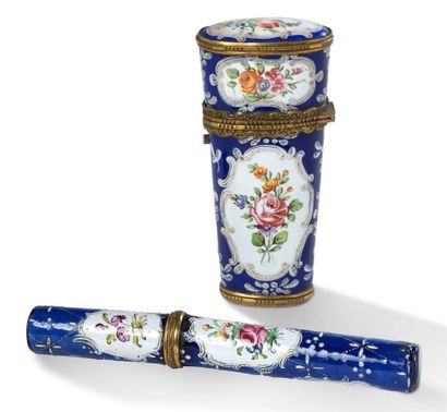 null 重聚：
盐瓶，铜上有珐琅彩装饰的花，在夜蓝色的背景上有白色的储备。18世纪
长9.5厘米 (缺件)
蜡盒，午夜蓝底多色珐琅花纹装饰
长12.5厘米。
