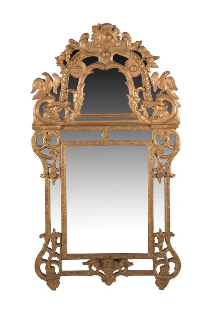 null MIROIR À PARECLOSES en bois mouluré sculpté et doré à décor de rinceaux feuillagés...