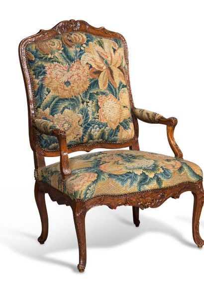 null Pair of armchairs
with a Queen's backrest in natural wood carved with acanthus...