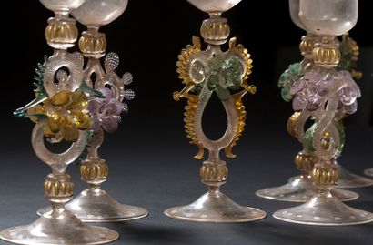 null 二件套吹制玻璃及水晶玻璃杯，圓錐形或鬱金香形，大底，多鉻色镂空軸，飾以花卉圖案。威尼斯，19世紀
高32；30.5及29.5厘米。