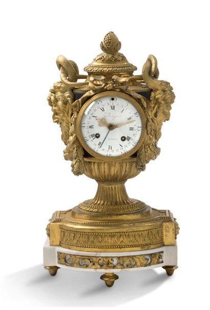 ROBERT OSMOND (1711-1789), D'APRÈS 
Élégante pendule en forme d'urne à l'antique...